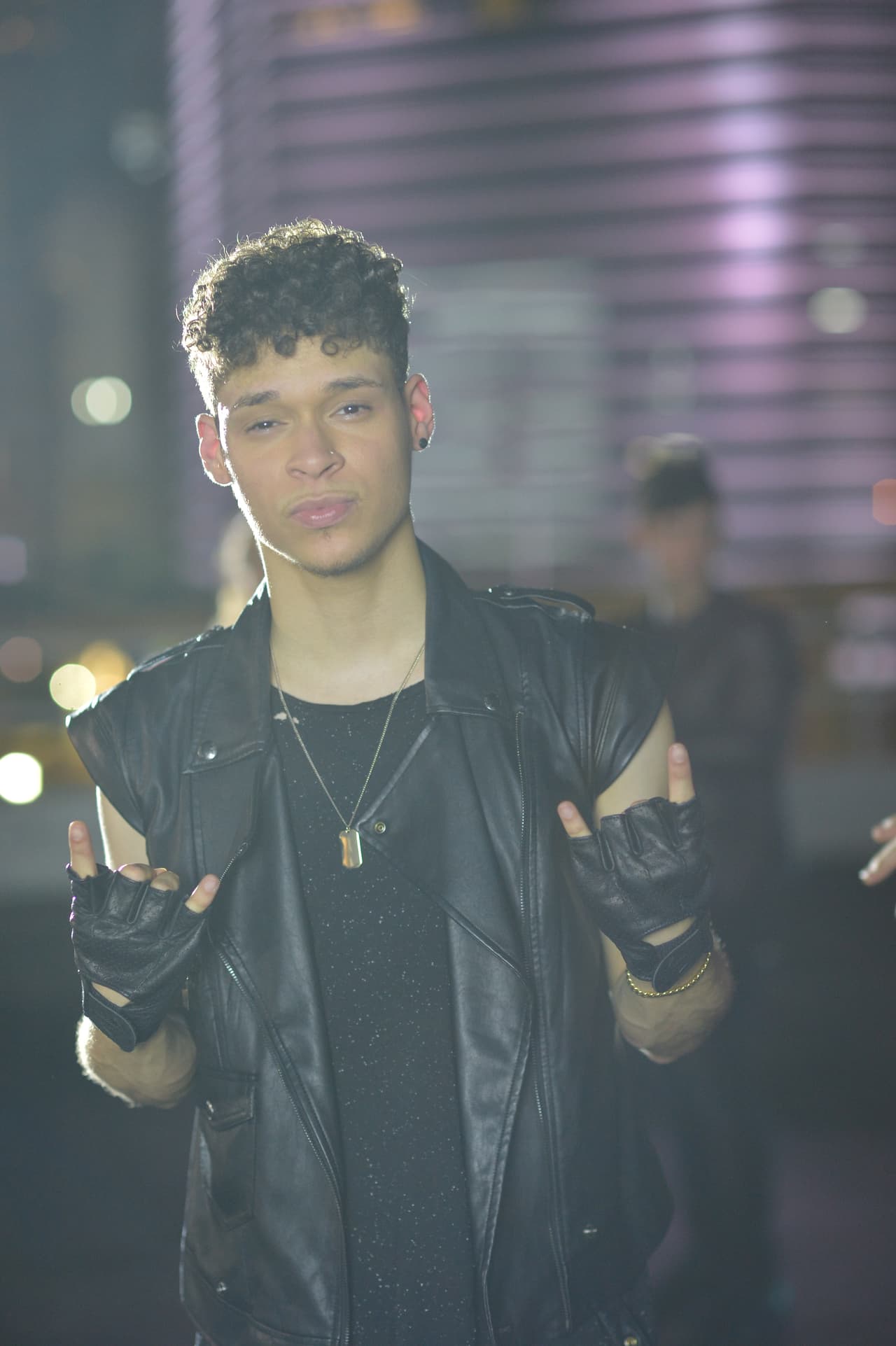 Jorge, Kevin, Garmandy, Aimeé, Megamy y April superaron los obstáculos que se presentaron en los ensayos y en la grabación del videoclip de "Rebelde". El resultado final fue un vídeo con fuerza y mucha pasión.