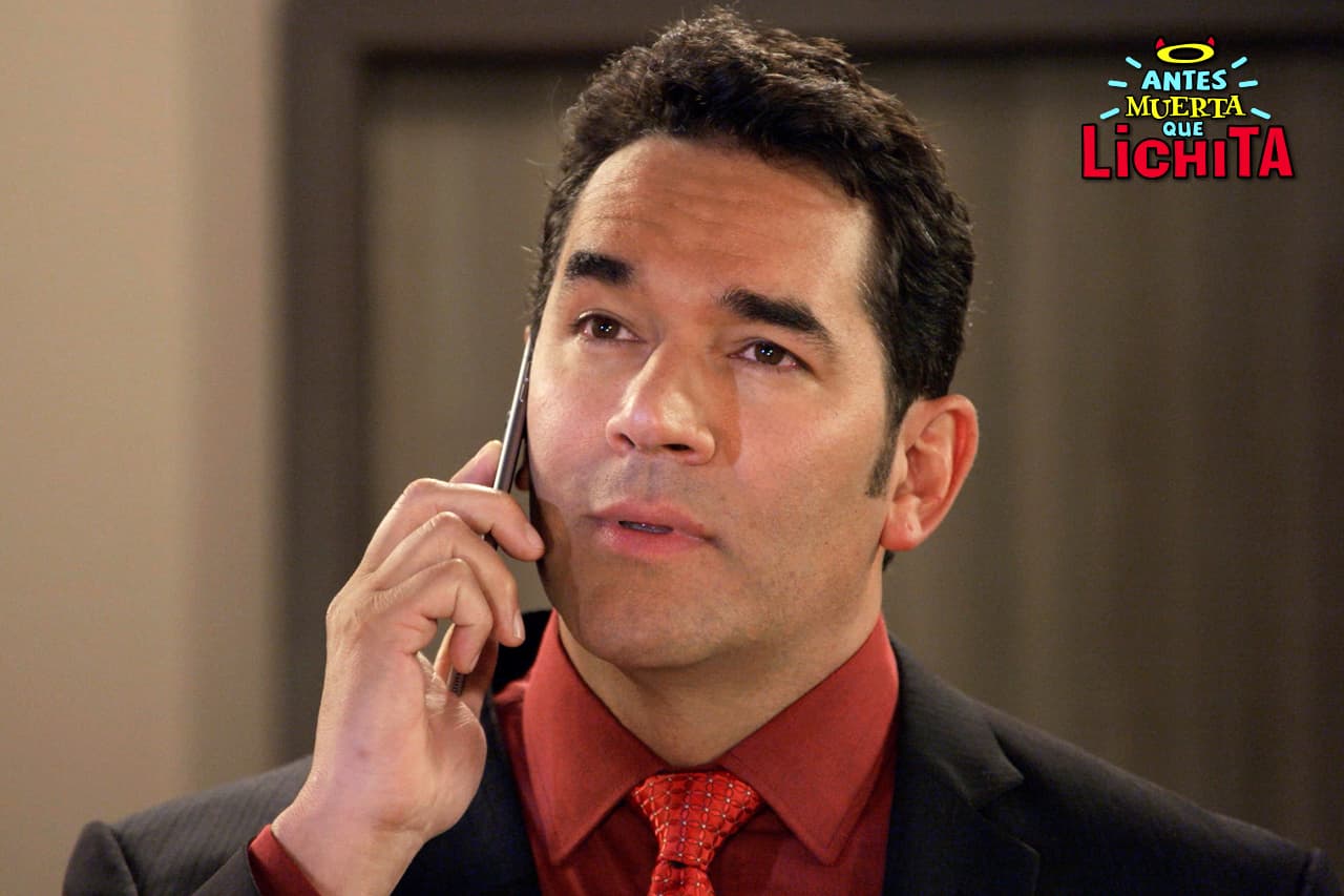 Augusto le ofrece a Alicia la Dirección General Creativa de Icónika a cambio de no decir toda la verdad ante la prensa.