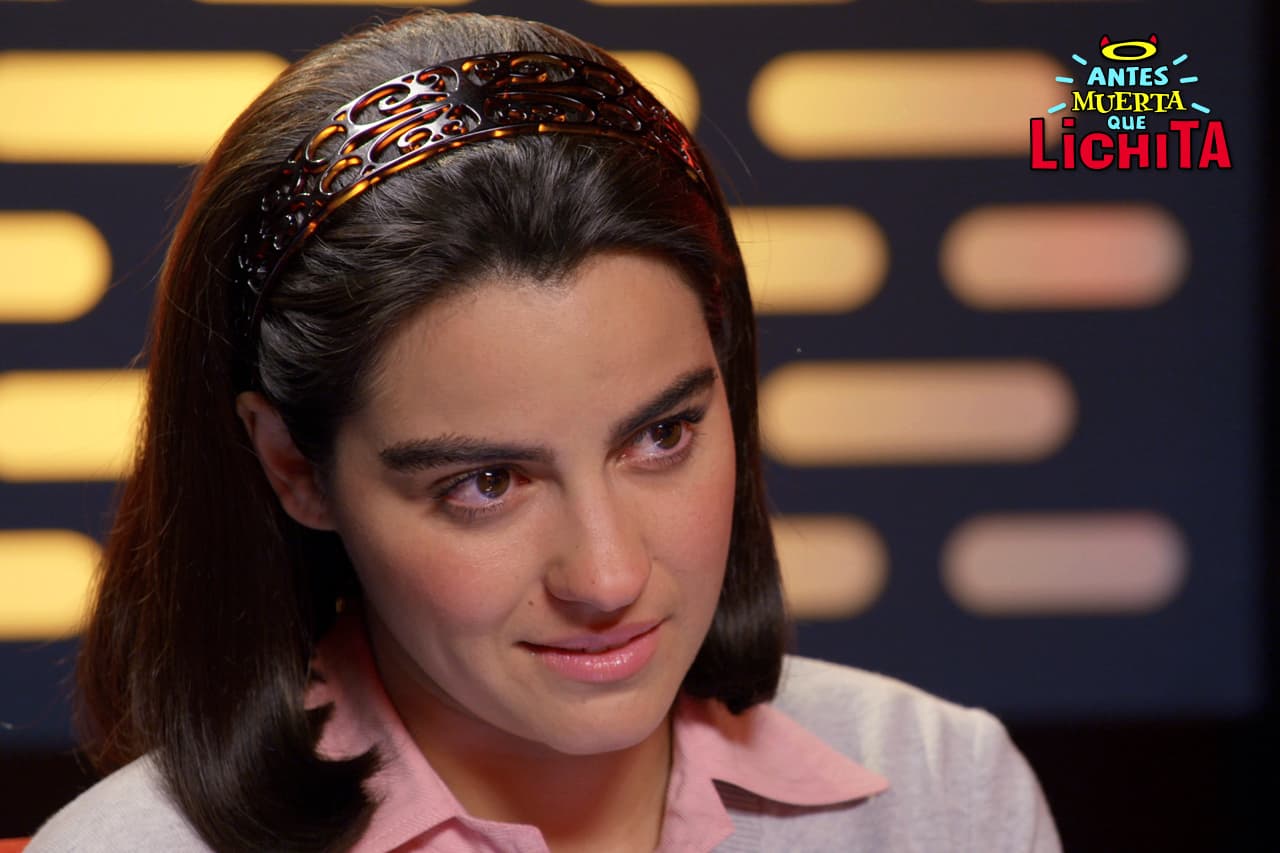 Alicia acepta la oferta de Augusto y miente durante la entrevista.