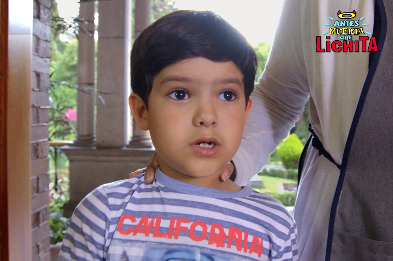 La nueva directora le presenta a Mateo a sus nuevos padres adoptivos.