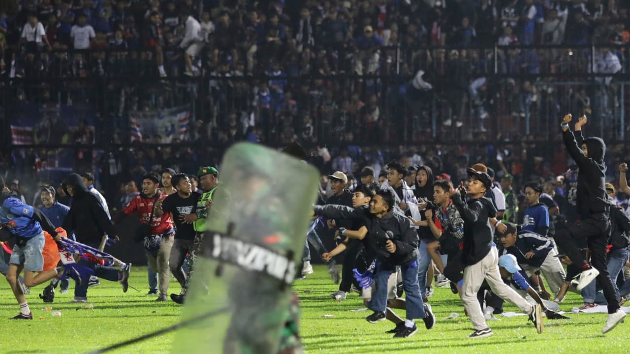 <b>En video:</b> Los hechos ocurrieron la noche del sábado durante un partido de fútbol entre dos equipos de la Liga de Indonesia. Miles de aficionados invadieron el campo de juego y comenzó el caos y la violencia. La policía trató de controlar la situación usando gases lacrimógenos y momentos después se desató una batalla campal y una estampida que dejó como resultado decenas de muertos y heridos.