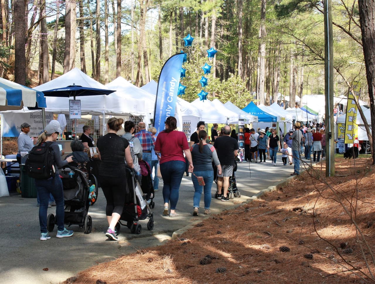 <b><a href="https://www.brookhavenga.gov/festival">Brookhaven Cherry Blossom Festival (26 y 27 de marzo)</a></b>: El festival incluye música en vivo, un mercado de artistas, zona infantil, área de mascotas, exhibición de autos clásicos y camiones de comida.