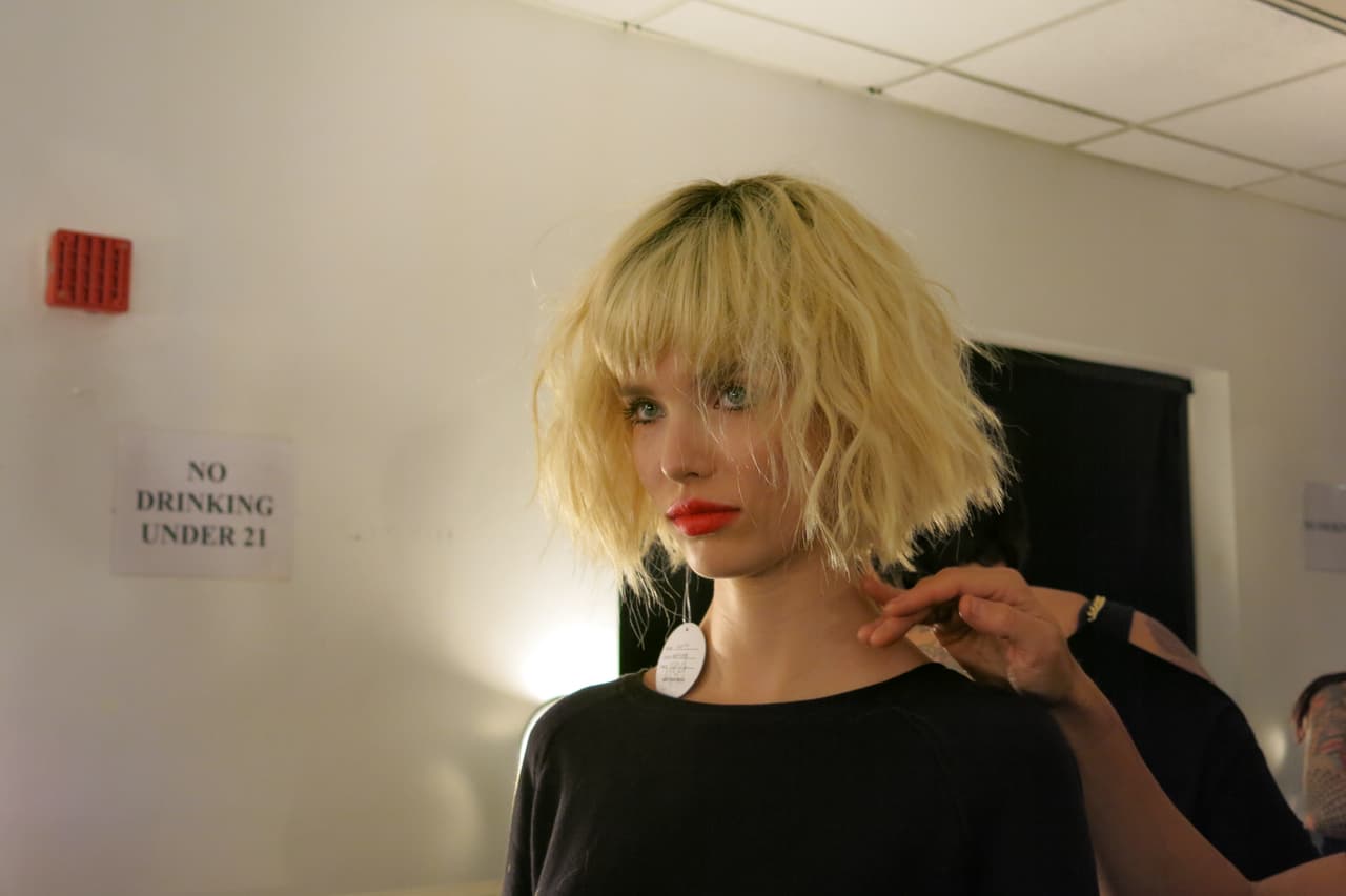 El look es edgy y rebelde.
<br>