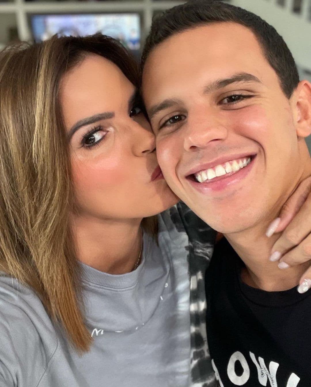 "Uno como padre siempre quiere verlos crecer y triunfar, pero 
<b><a href="https://www.univision.com/shows/despierta-america/ejercicios-para-rejuvenecer-el-cuello-karla-martinez-y-rashel-diaz-nos-muestran-como-dar-firmeza-a-los-musculos-video">se nos arruga el corazoncito</a> cuando los vemos salir por la puerta</b> a enfrentarse al mundo".
<br> 
<br>