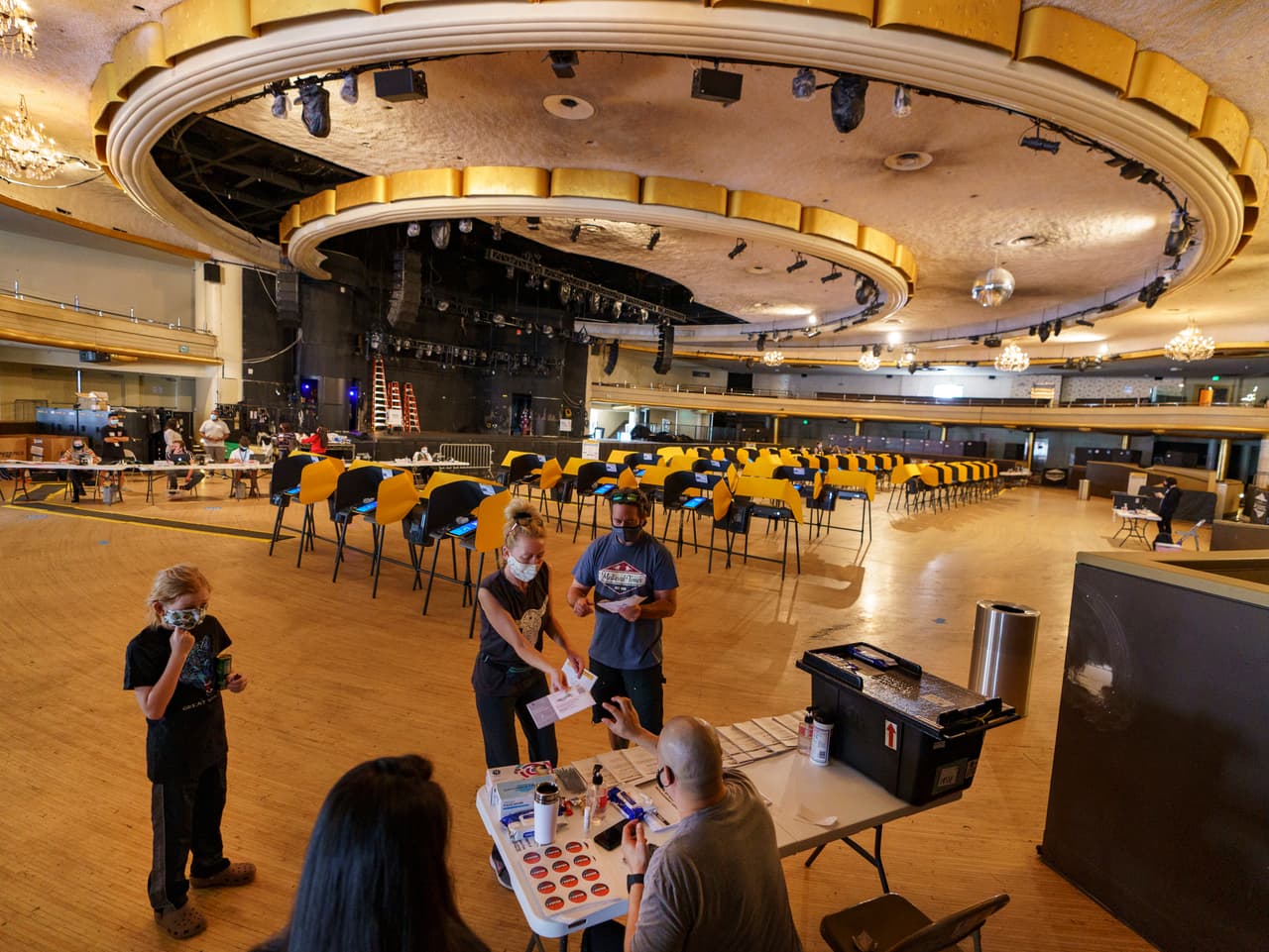 Este esfuerzo conjunto fue posible por dos razones, la primera y más importante ofrecer espacios más amplios para que los votantes puedan ejercer su voto guardando la distancia social requerida en tiempos de coronavirus.