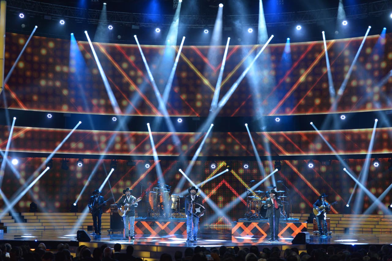 Intocable fue el encargado de abrir la ceremonia del Balón de Oro con el tema 'Quiéreme'.