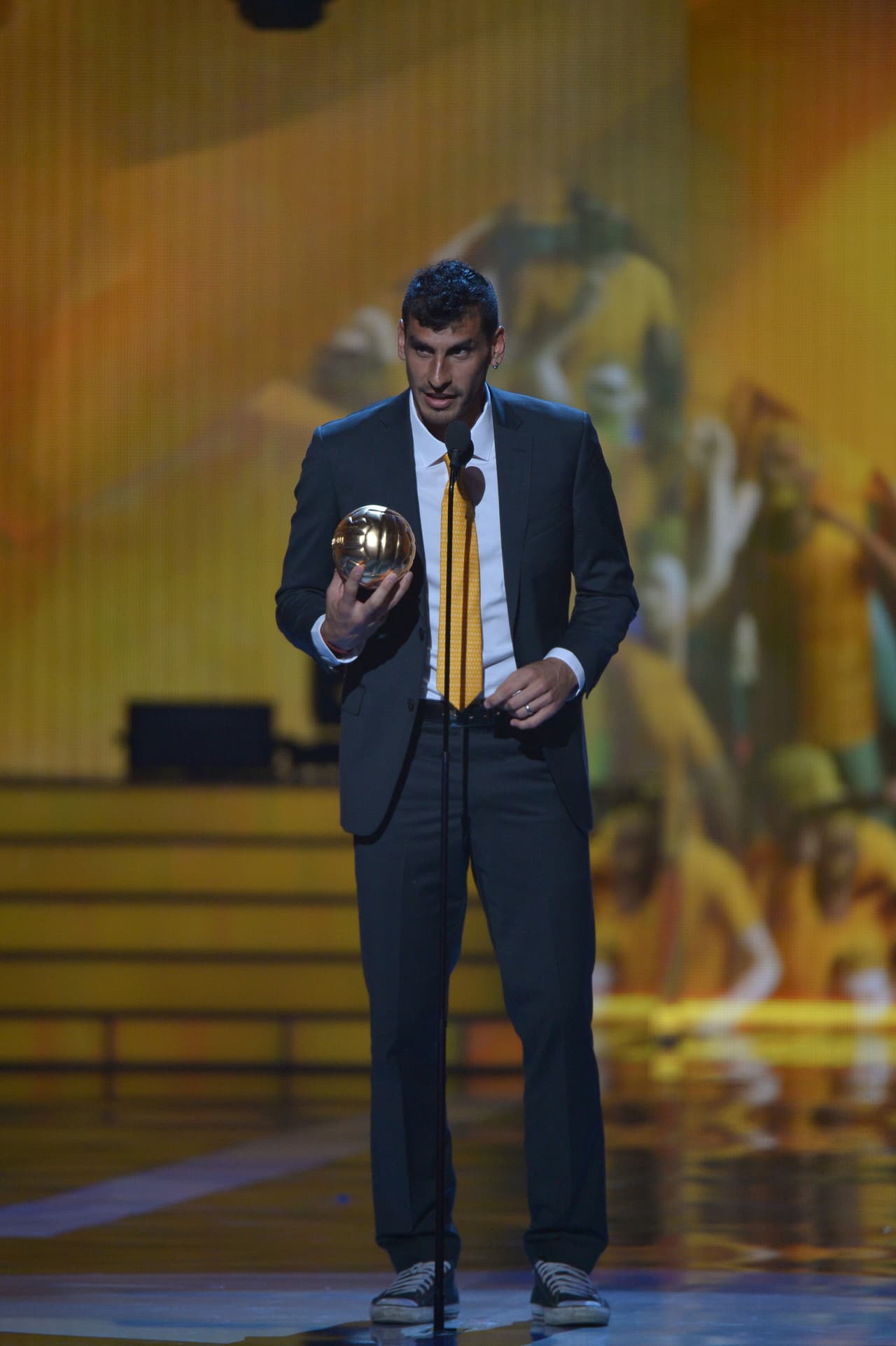 Nahuel Gúzman se llevó el Balón de Oro a la mejor atajada del año en el fútbol mexicano.