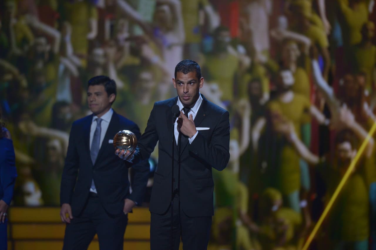 Alcoba agradeció por haberlo nombrado como el mejor defensro de la Liga MX.