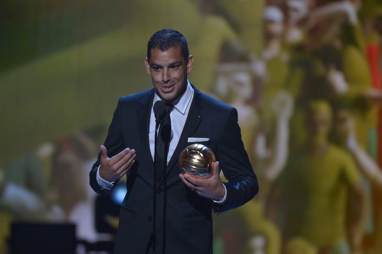 Alcoba agradeció por haberlo nombrado como el mejor defensro de la Liga MX.