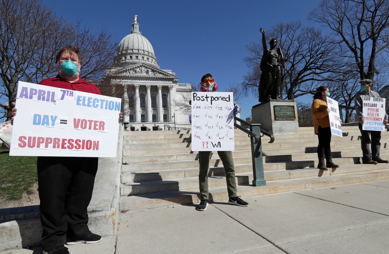 Un grupo de manifestantes protesta frente al Capitolio de Wisconsin por la decisión de las autoridades de llevar a cabo elecciones primarias a pesar de la pandemia del coronavirus, en Madison, Wisconsin, el sábado 4 de abril de 2020. (Amber Arnold/Wisconsin State Journal vía AP)