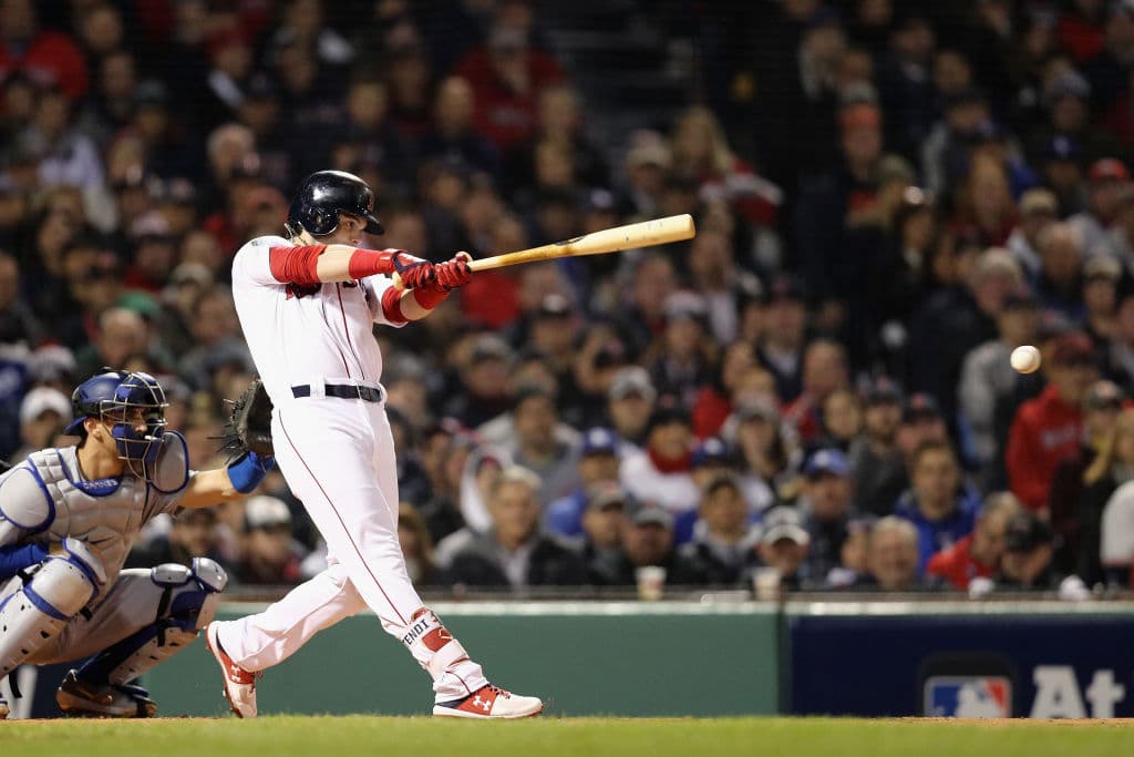 Andrew Benintendi bateó sencillo al jardín derecho ante los lanzamientos de Clayton Kershaw en el primer inning, para poner la pizarra 1-0 en favor de los Red Sox.