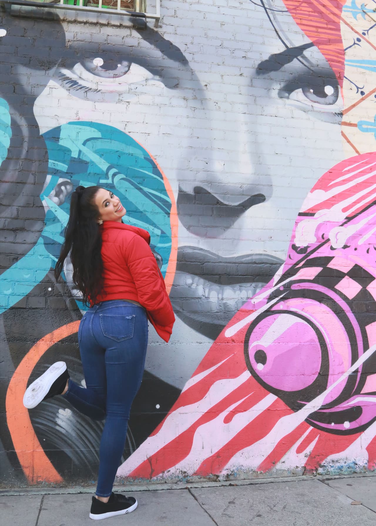 Deberían hacer un mural con la mirada seductora de 
<b>La Jirafita,</b> ¿no creen?