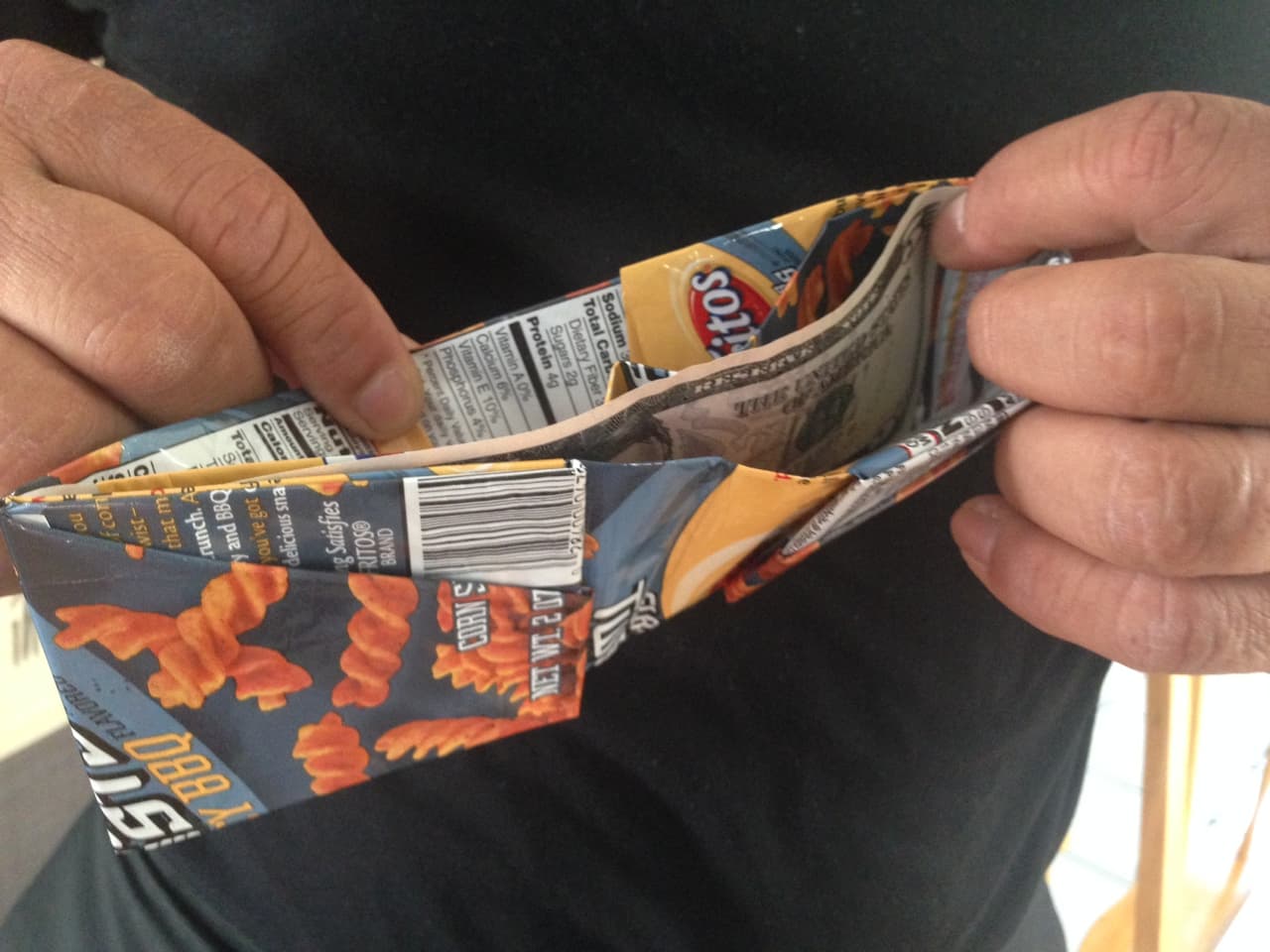 Una billetera elaborada con envoltorios de Fritos, otra creación en cárceles de ICE.