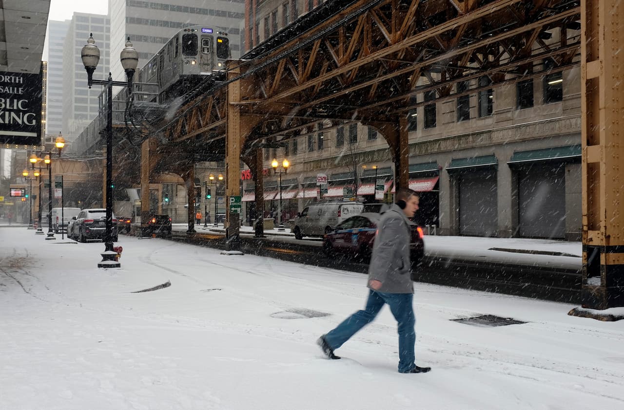 La Ciudad de los Vientos se pintó de blanco este viernes con la primera nevada del año que dejó un poco de acumulación en las calles y nos regaló fotos que parecen salidas de una postal.