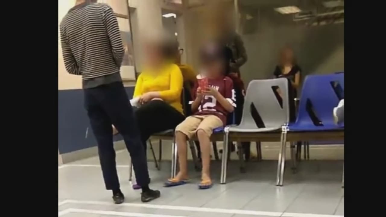 Video: Una mujer canadiense exige a gritos "un médico blanco" para su hijo