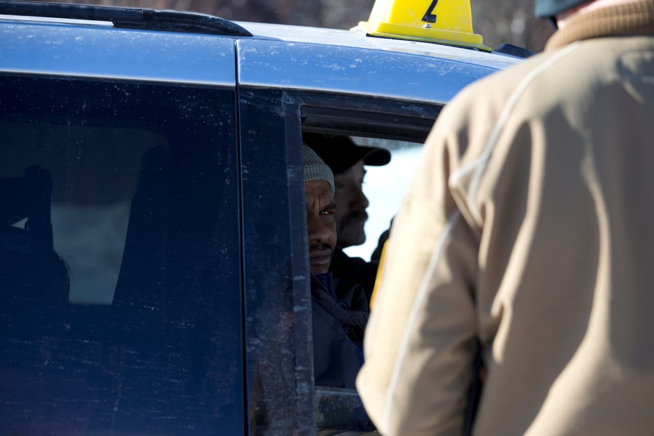 Al llegar a Champlain, en la frontera del estado de Nueva York, un oficial de la Aduana y de la Patrulla Fronteriza de Estados Unidos se apoderó de sus pasaportes e interrogó a un hombre en el asiento delantero de un taxi donde viabaja junto a su mujer y cuatro niños.