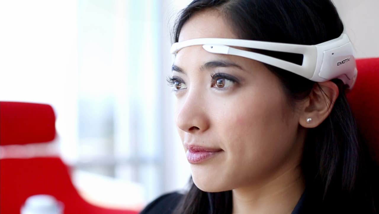 El 
<a href="https://www.usa.philips.com/healthcare/innovation/research-and-exploration/als-mind-control">Emotiv</a> es un dispositivo que lee ondas cerebrales y mejora la calidad de vida de pacientes con esclerosis lateral amiotrófica (ALS): les permite 
<b>realizar acciones sin moverse ni hablar</b>, como apagar la luz o llamar al doctor.