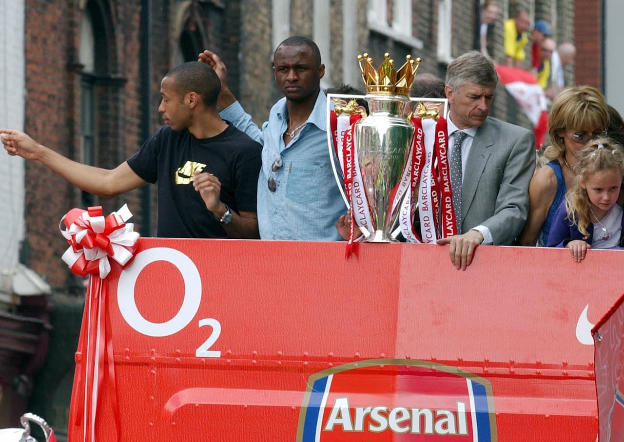 Arsene Wenger fue campeón con Arsenal de la Liga Premier por última vez en 2004, la tercera con el equipo. No obstante, ha sumado títulos locales, participaciones en Champions y consolidado un estilo de juego a gusto de los seguidores.