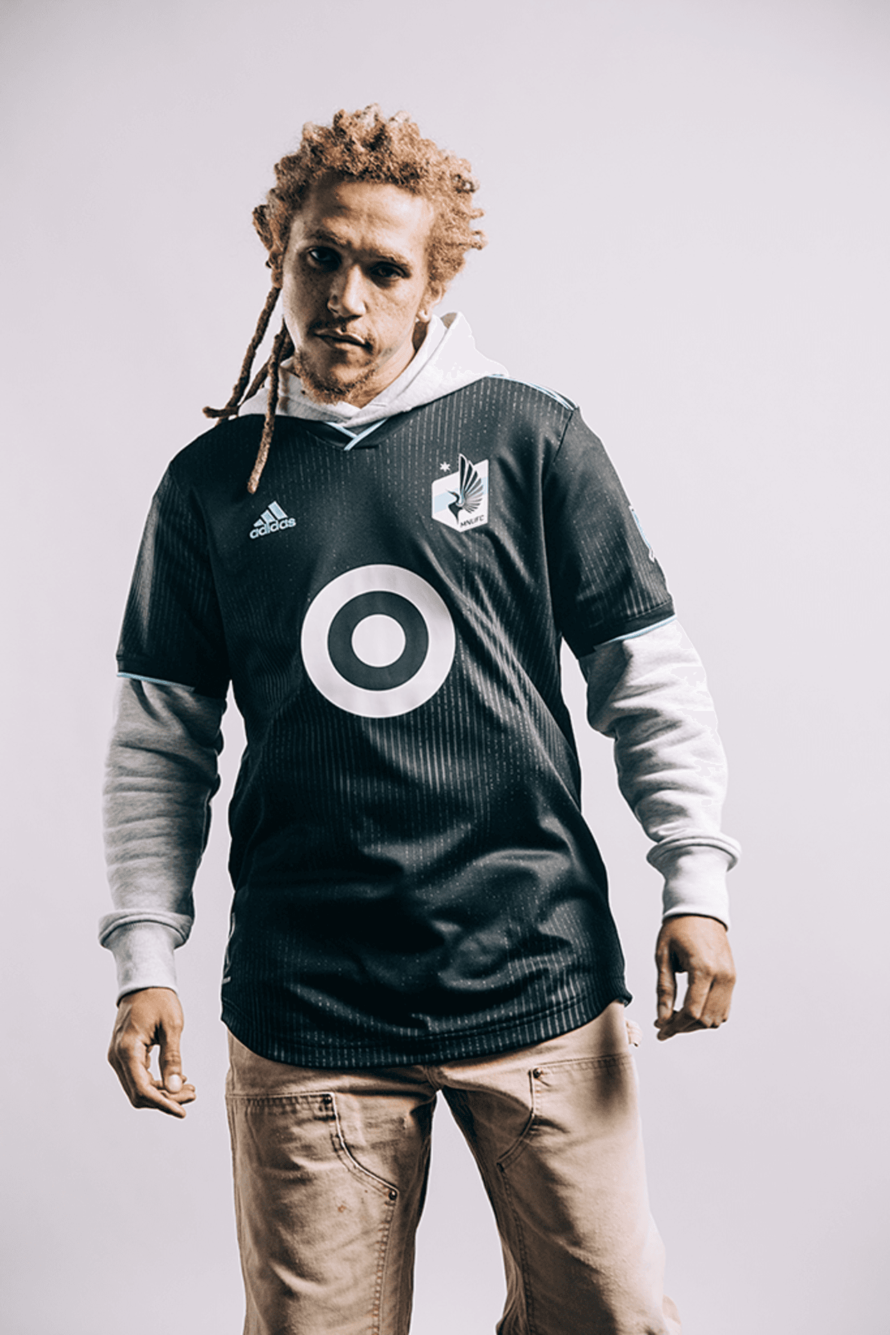 El negro y el celeste siempre fueron tonos que identificaron a 'los Loons'. El gran detalle decorativo de esta pieza es la aparición en la parte interior y exterior del cuello del Lucero del Norte, el emblema y figura que identica a la frase identificatoria del estado.
<br>
<br>