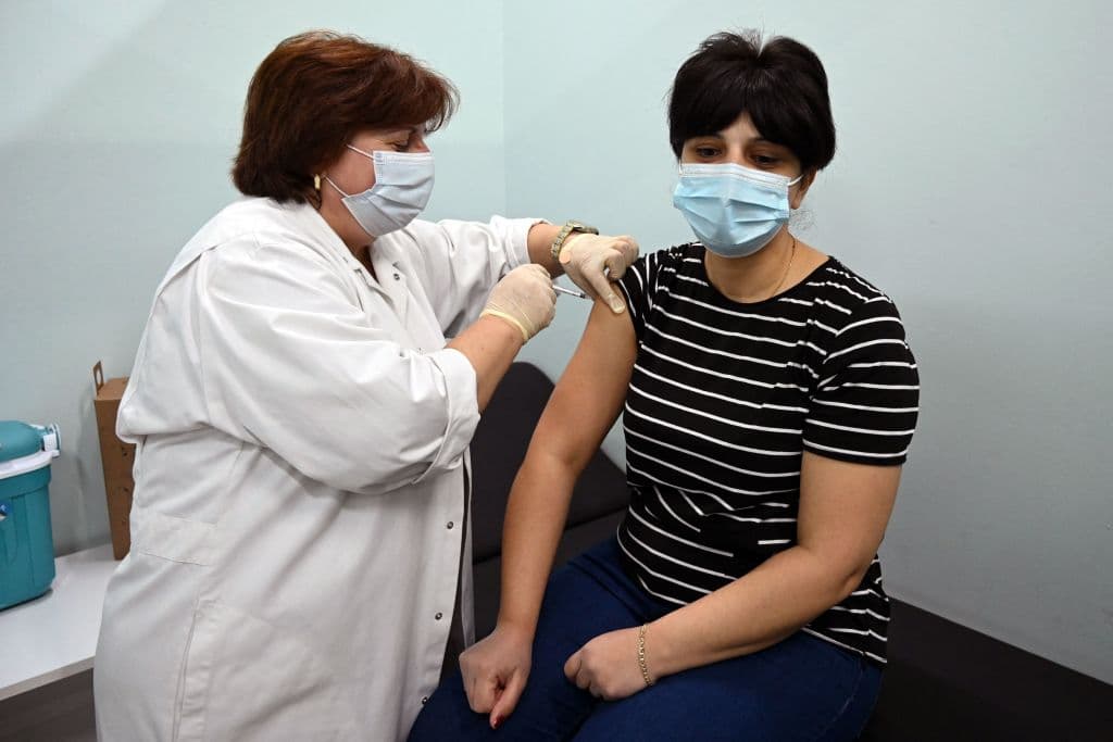 Una mujer de 
<b>Georgia</b> tuvo que ser ingresada en cuidados intensivos en 
<b>New Jersey</b> por síntomas moderados tras haber viajado a Sudáfrica.