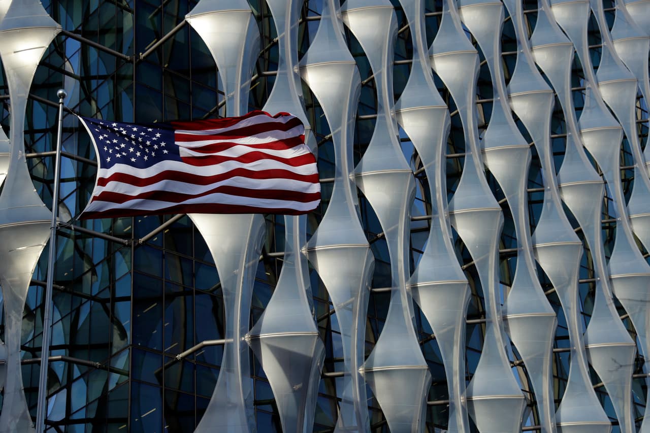 El presidente que tomó la decisión de cambiar la embajada fue George W. Bush (2001-2009) en el año 2008, según reseña la Agencia Efe, que cita artículos de prensa de la época. Donald Trump acusó a la administración de Barack Obama de hacer un mal negocio y que la nueva estructura está en una mala ubicación en la ciudad.