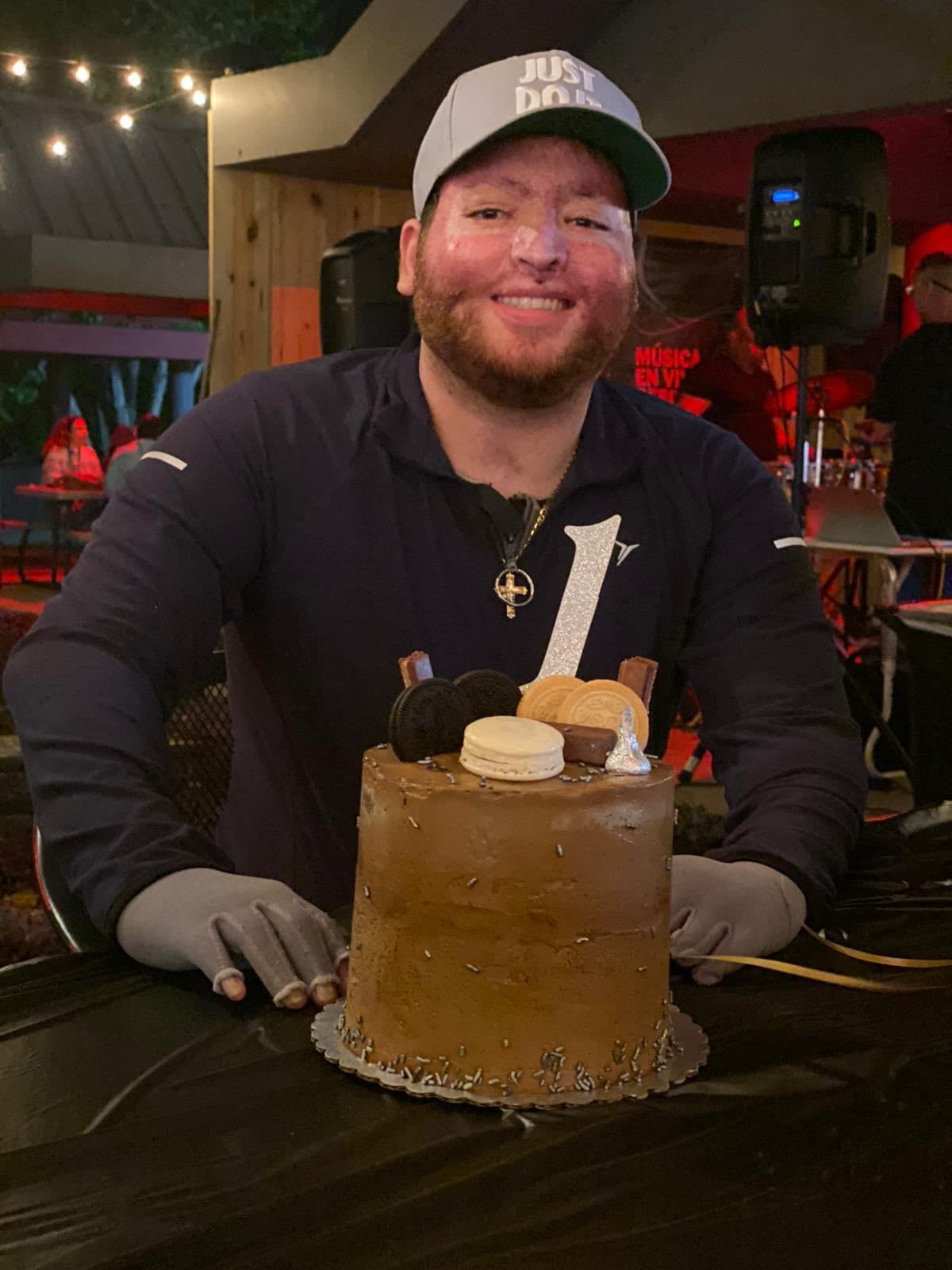 Así, después de casi 8 meses y 19 cirugías en el hospital, Hernández fue dado de alta y, un año después de aquella explosión que le cambió la vida, el puertorriqueño dijo estar feliz, “pero ansioso de cuando pueda vuelva a estudiar medicina”. 
<br>