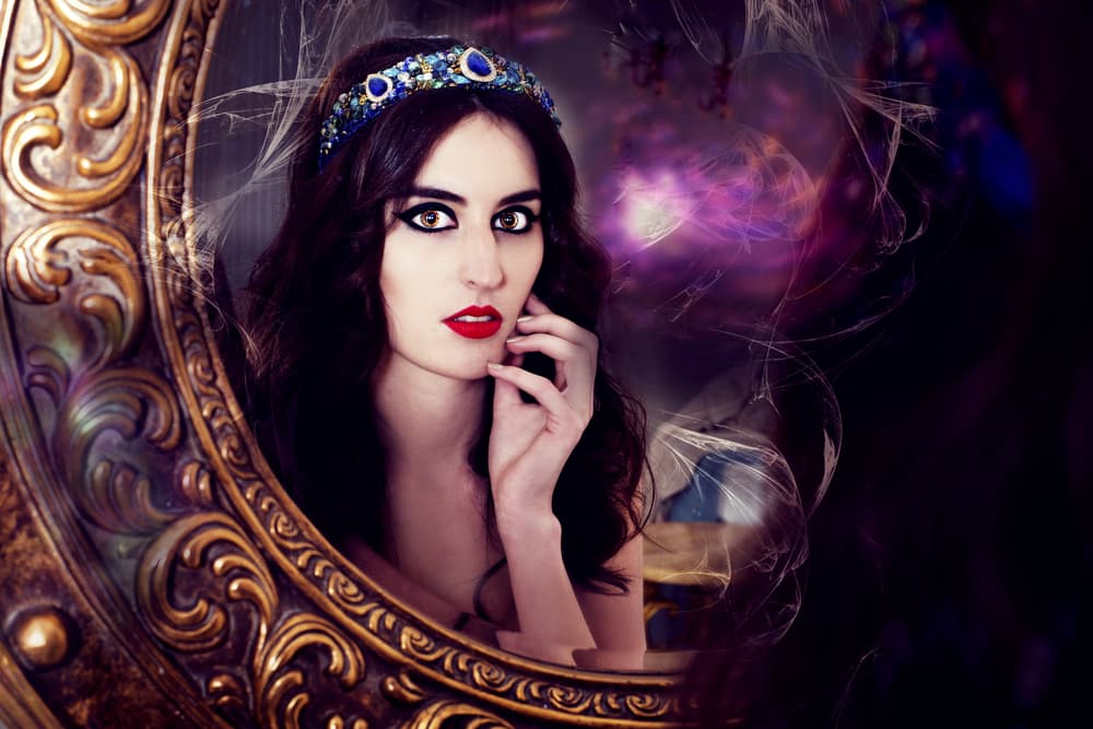 Sin embargo, aprender a aceptarnos tal cual somos es la mejor lección del espejo. Solamente las personas narcisistas que están enamoradas de ellas mismas viven pendientes del espejo, el resto simplemente se mira, arregla lo que debe ser arreglado y sigue su vida.