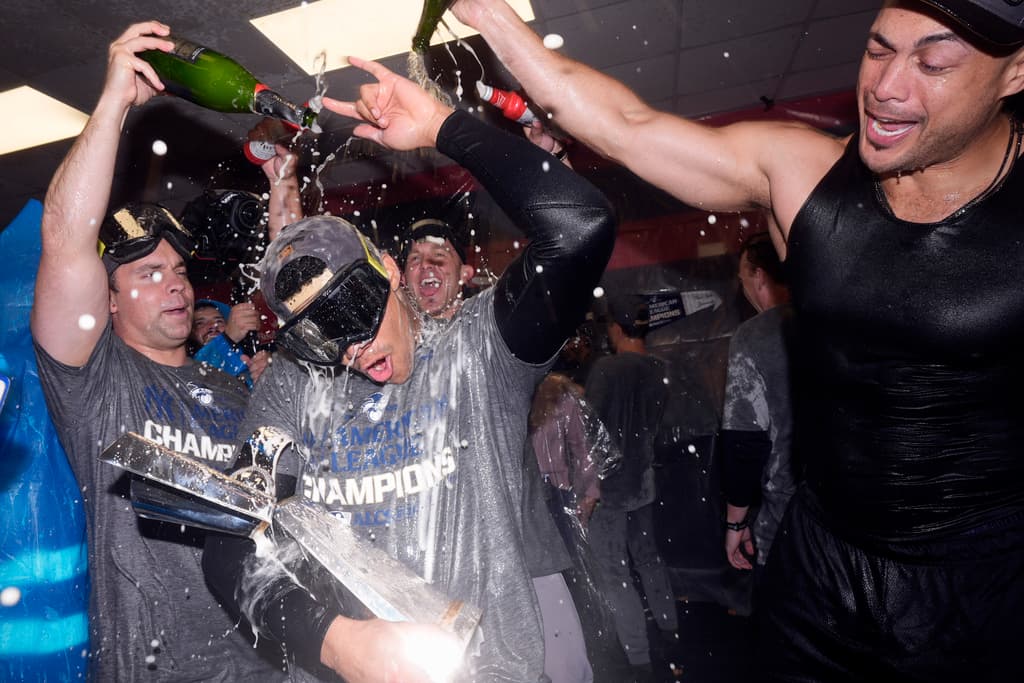 Los Yankees ahora esperan enfrentar al ganador de la Serie de Campeonato de la Liga Nacional entre los Mets de Nueva York y los Dodgers de Los Ángeles. El sexto juego de esa serie está programado para el domingo en el Dodger Stadium.