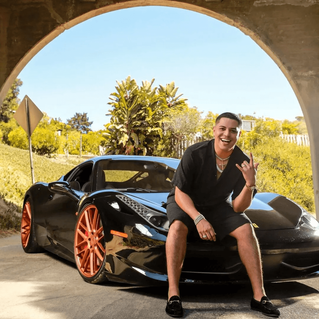 El vocalista dedica una buena parte de su tiempo libre a la compra y vende autos de lujo.