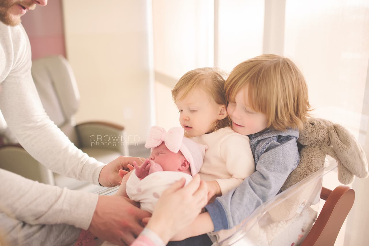 “Estos momentos especiales que capturamos las fotógrafas de nacimientos son únicos, nunca más regresan. Cuando nace un bebé todo es un fantástico caos de saludos y despedidas, emoción, felicidad, nostalgia, sacrificio y un amor que te apabulla más que cualquier otra cosa en el mundo. No hay nada igual” dice Paulescu.