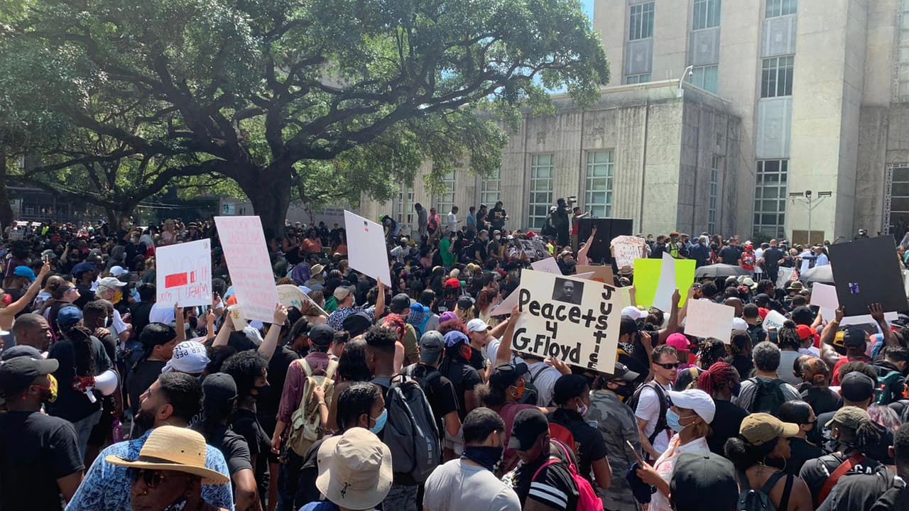 Al llegar al ayuntamiento de Houston, varias autoridades y familiares de Floyd agradecieron a las personas por haber acudido.