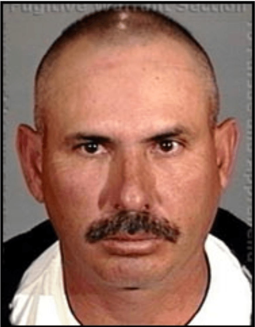 <a href="https://www.lapdonline.org/all_most_wanted/most_wanted_view/37344" target="_blank">Salvador Magana Barajas</a> es buscado por causar graves heridas a su víctima por un ataque con escopeta en el área de North Hills. Si lo ve no lo confronte ya que se presume armado y violento.