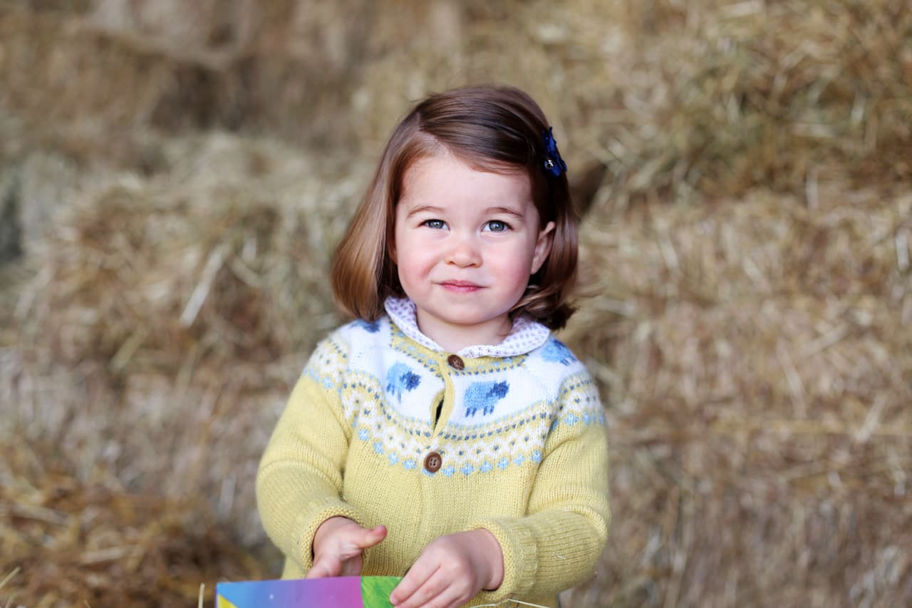 Un día antes de su segundo cumpleaños, los duques de Cambridge, 
<b>William y Kate</b>, compartieron 
<b><a href="http://www.univision.com/entretenimiento/realeza/difunden-fotos-de-la-princesa-charlotte-para-celebrar-su-primer-ano-fotos">una foto de la princesa Charlotte</a></b>. 
<br>