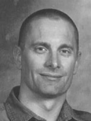 Robert William Fisher también es buscado por el FBI por supuestamente asesinar a su esposa y dos hijos antes de prender fuego en la casa donde todos vivían el Scottsdale, Arizona. EL FBI ofrece una recompensa de hasta $100,000 por información que de con el arresto inmediato de Fisher.