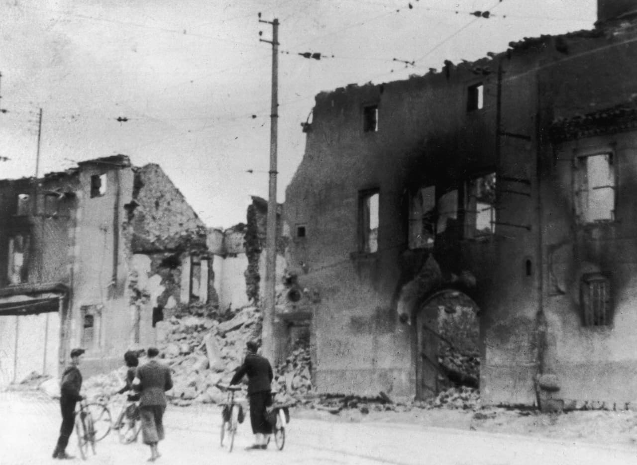 <h3 class="cms-H3-H3">Oradour-sur-Glane, Francia</h3>
<br>
<br>El 10 de junio de 1944, tropas nazis masacraron a 642 civiles, casi toda la población de esta pequeña aldea en el centro de Francia, y prendieron fuego a los edificios. Tras el fin de la guerra, las ruinas del pueblo, conocido como “la aldea martirizada”, han servido como un memorial para recordar los horrores ocurridos. 
<br>
