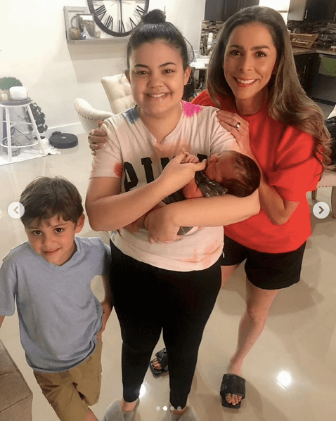 En abril de 2021, a sus 44 años, la conductora se convirtió en abuelastra después de que Lauren Puchades, una de las hijas de su esposo Michael Puchades, diera a luz a su primer bebé, llamado Noah.