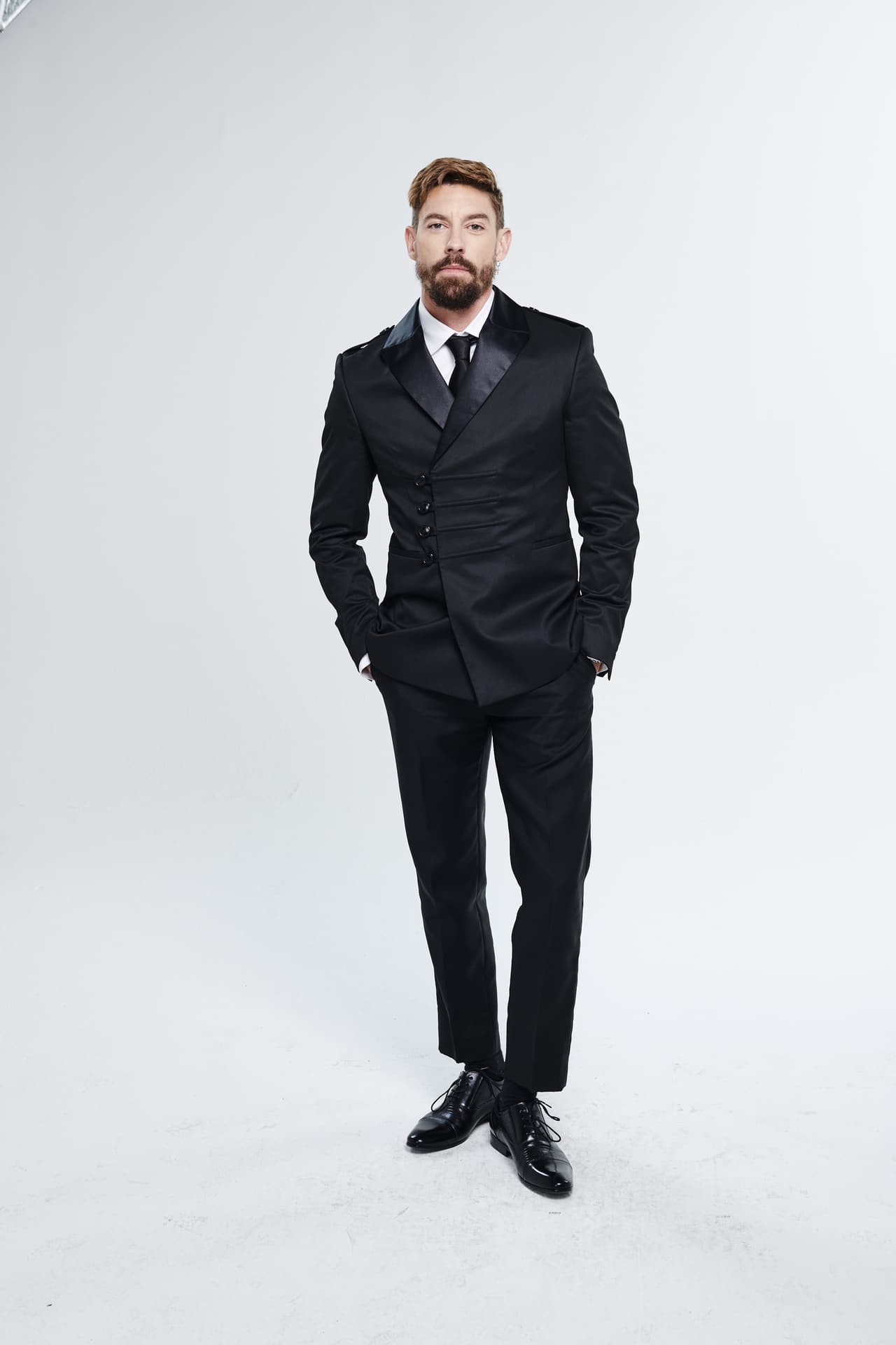 Estudió canto, desarrolló una carrera en el teatro musical y ha estado activo en televisión desde 2011.