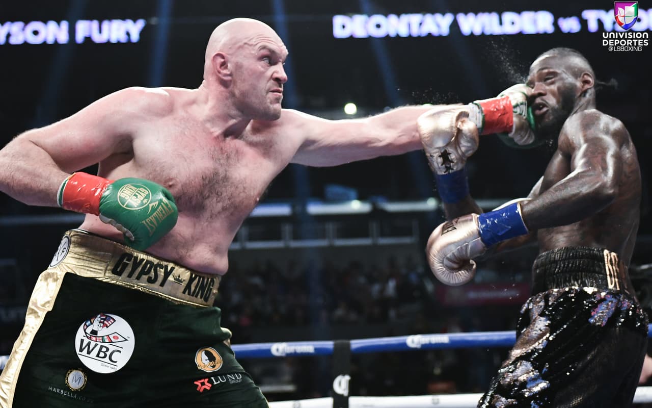 Tyson Fury y Deontay Wilder brindaron una pelea para la historia en el Staples Center de Los Ángeles. Wilder, monarca del CMB de peso completo, tiró en dos ocasiones al inglés, quien se levantó tras dominar la contienda con su elusivo boxeo. AL final, los jueces otorgaron un empate.