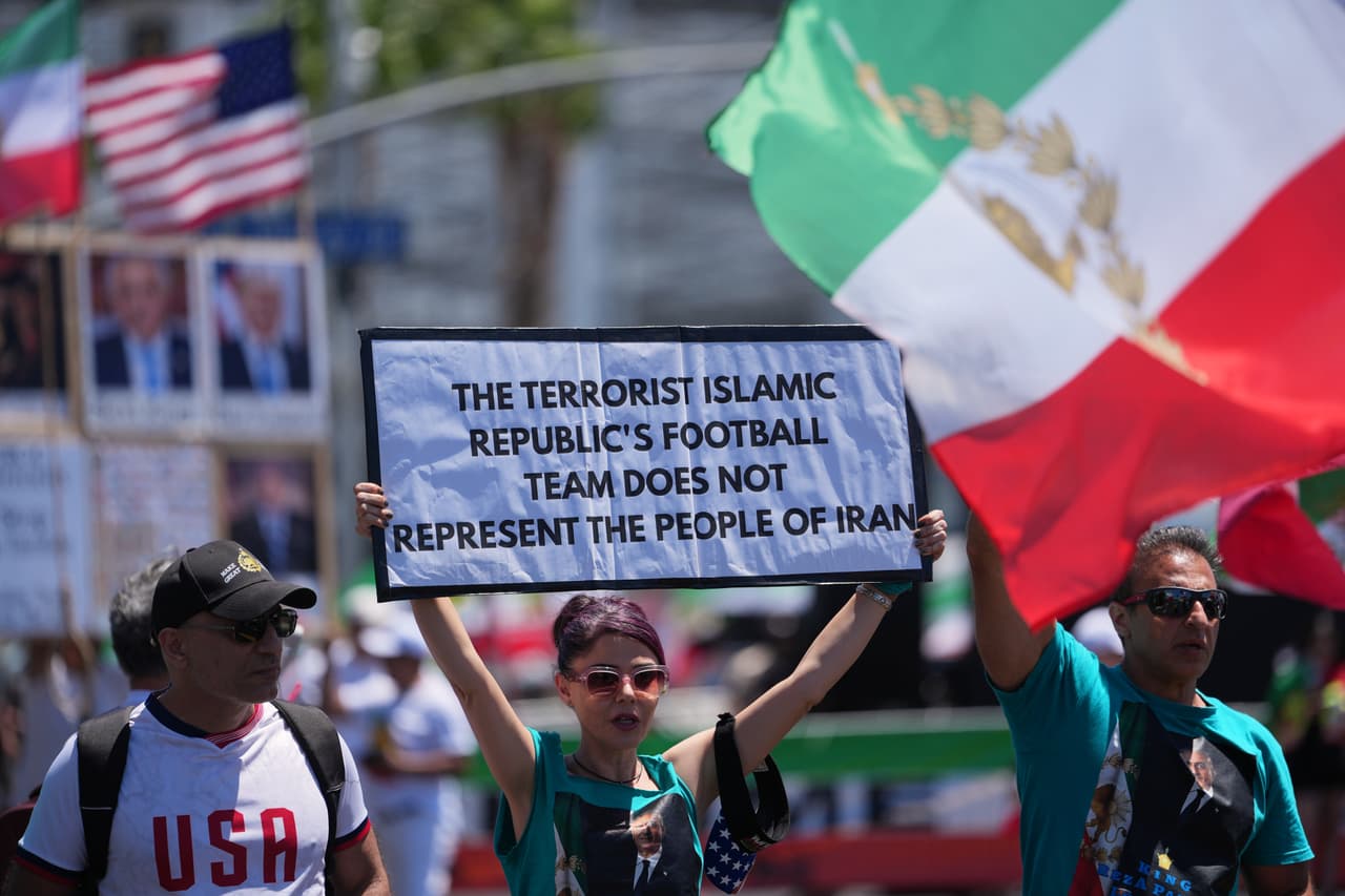 Personas protestan frente al estadio de Los Ángeles antes del partido de fútbol del Grupo G de la Copa del Mundo entre Irán y Nueva Zelanda.