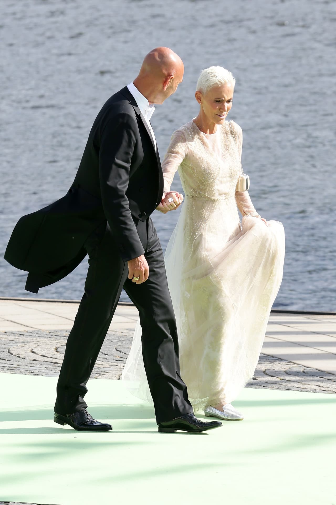 A la cantante le sobreviven su esposo, Mikael Bolyos, y dos hijos, Josefin y Oscar. 
<br>