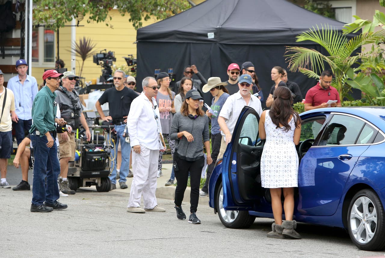 Yendo a revisar la toma y dirección de Gina frente al auto.