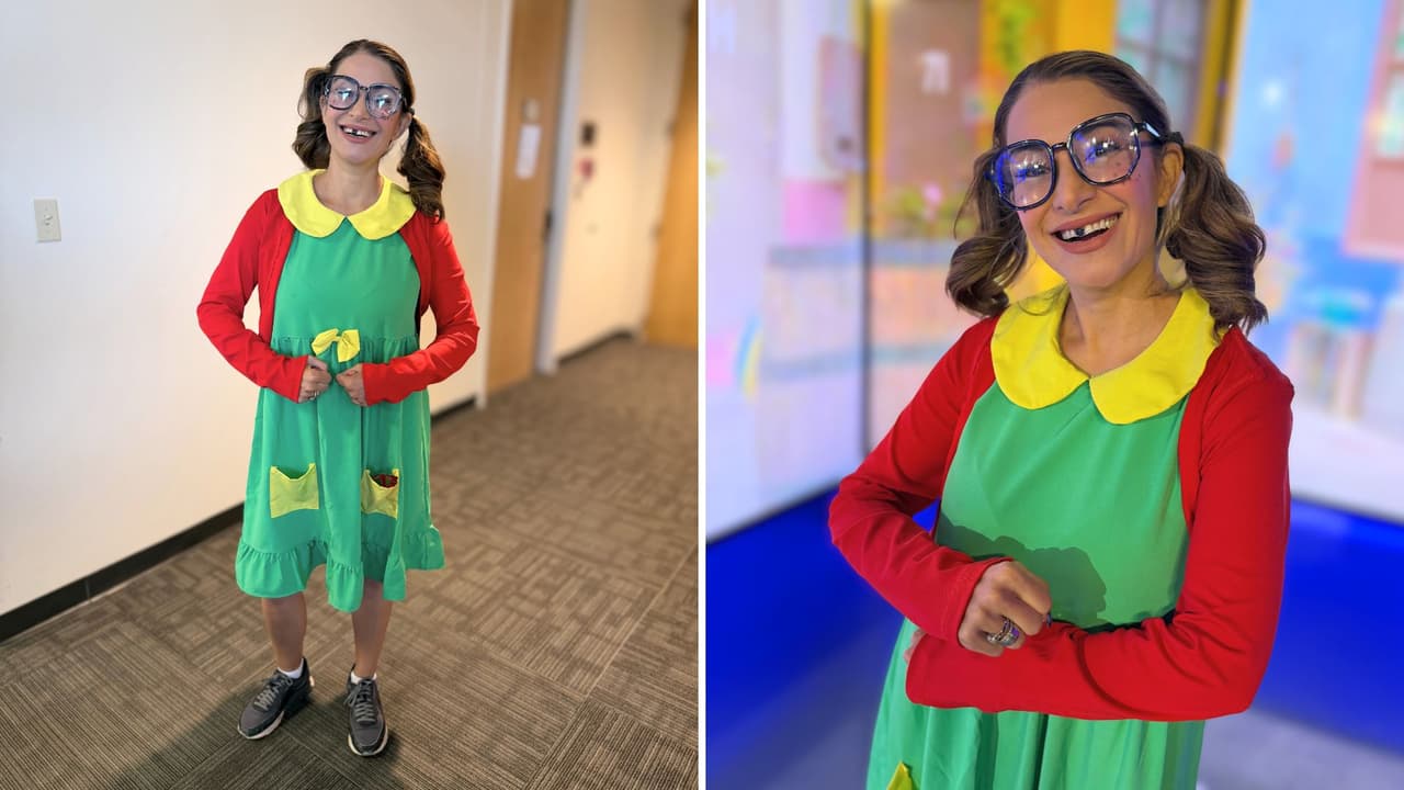 La idea fue de nuestra meteoróloga Nelly Carreño, que esta vez dejó a un lado las tormentas, lluvias y frentes fríos para pronosticar algo distinto:
<b> ¡una lluvia de risas! </b>
<br>Su pronóstico fue certero, porque
<b>la diversión alcanzó el 100%. </b>
<br>
<b>Le tocó dar vida a la Chilindrina</b>, y no faltó quien dijera que el parecido fue… ¡increíble! 😄