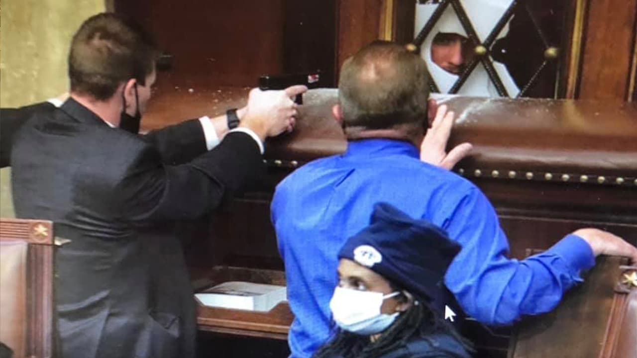 El congresista publicó esta foto donde se muestra a uno de los manifestantes al otro lado de la Cámara de Representantes