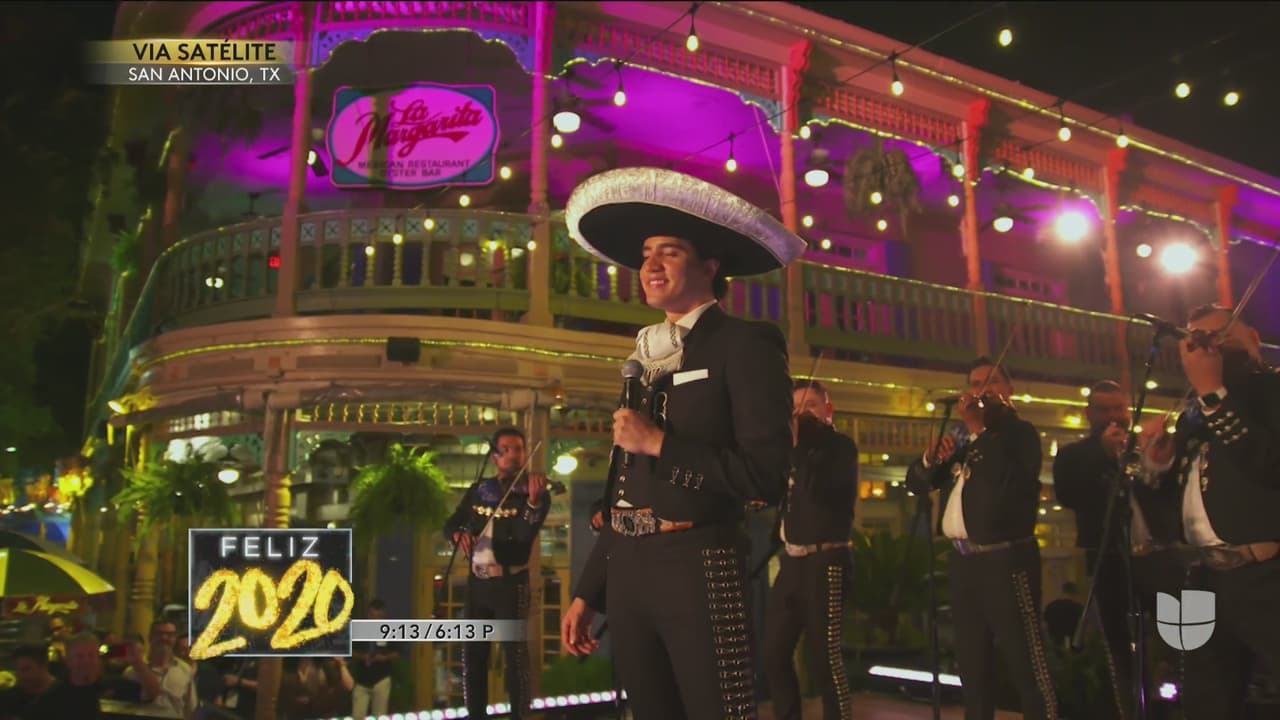 Álex Fernández tuvo su participación en el escenario instalado en San Antonio, Texas. Ahí cantó, acompañado de mariachi, el tema 'Qué bonita es esta vida’.