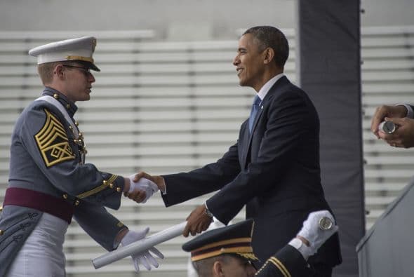 Obama da la mano y entrega el certificado a un miembro de la clase que se graduó en 2014 en la Academia Militar de Estados Unidos en West Point.