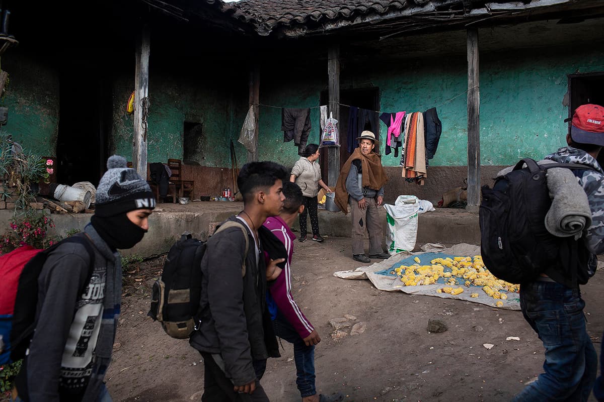 En esos pueblos están acostumbrados a ver pasar a desconocidos porque los caminos que ahora recorren los venezolanos son los mismos por donde entran el contrabando de mercancías a Ecuador. 
<br>