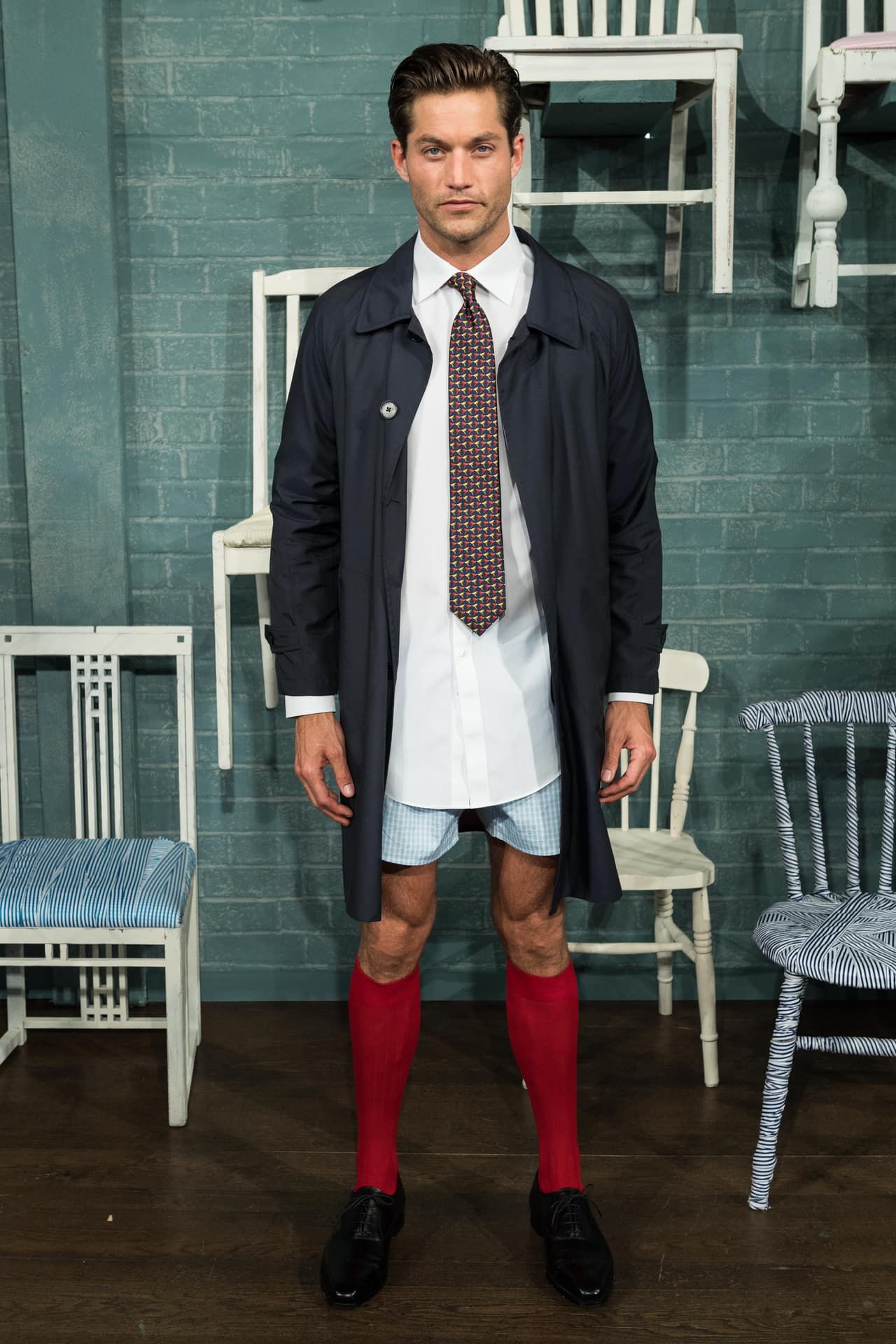 Si crees que no solo se trata de sacudir un poco el universo de color de los boxers de papá, la marca Thomas Pink sugiere que le des algo de vida a sus medias y le enseñes que a diferencia del pasado ahora tiene completa libertad de combinar.