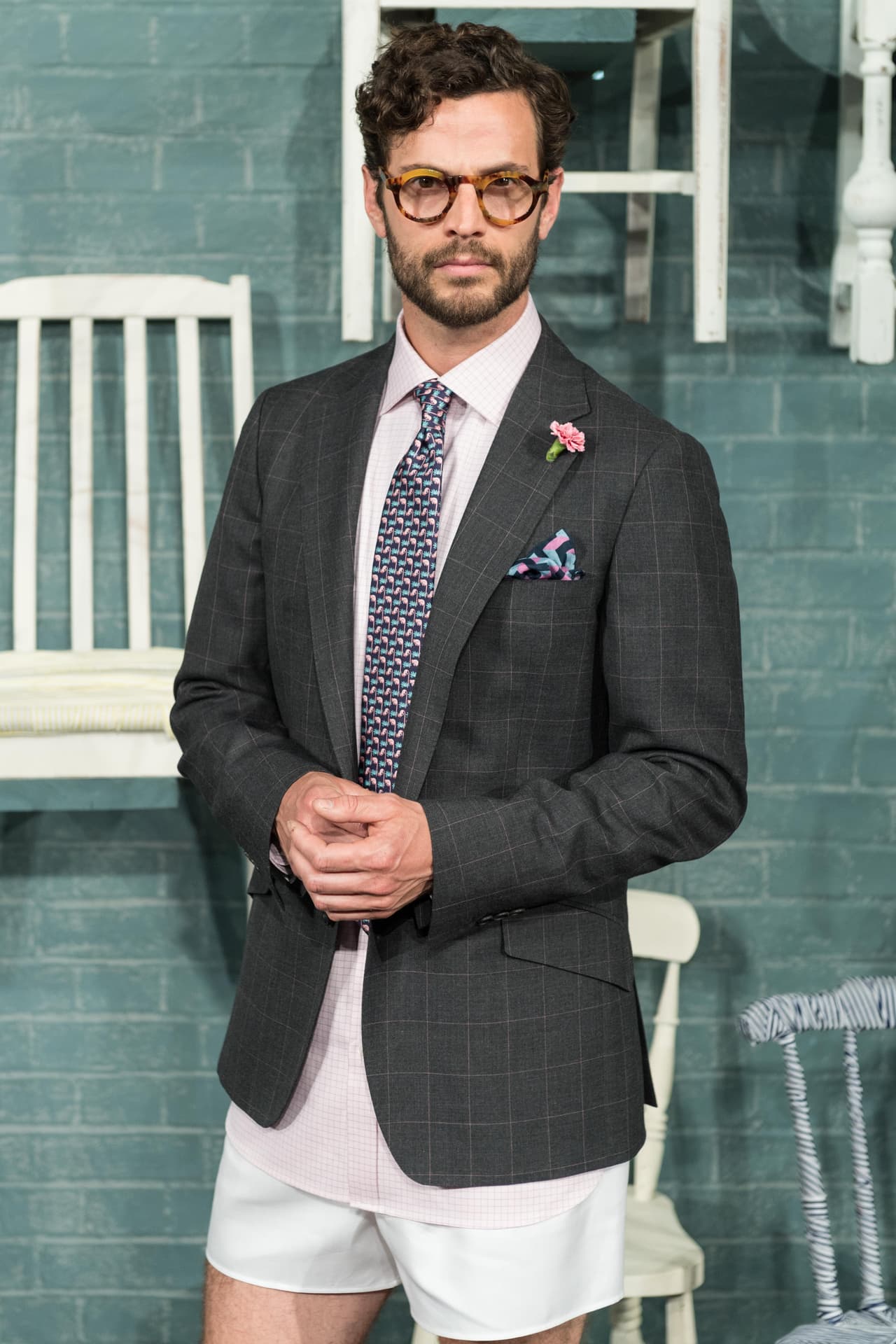 Deja que los estampados protagonicen su corbata o el paño de su traje y más bien elige la pulcritud del blanco para sus camisas y sus boxers.