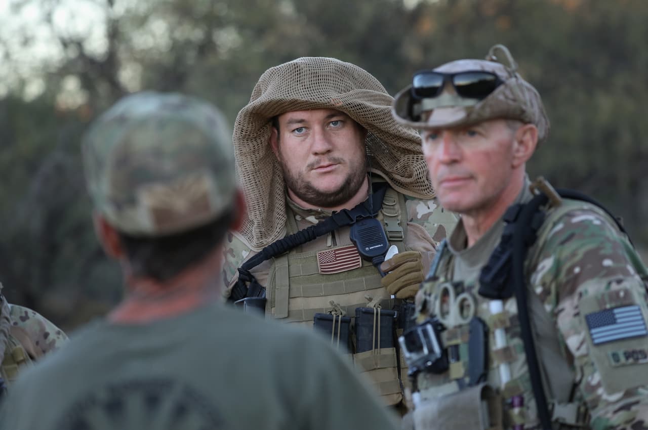 Miembros del grupo paramilitar Arizona Border Recon reciben instrucciones mientras hacen patrullaje en la frontera.