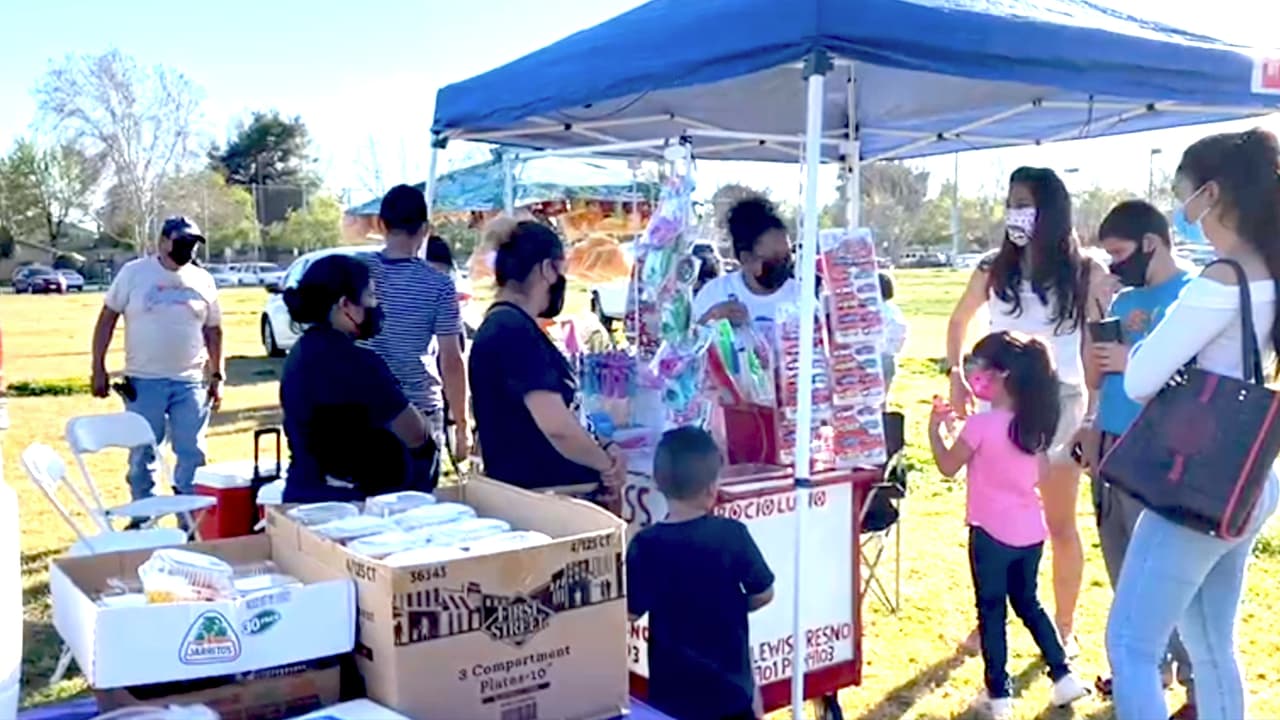El encuentro también fue la oportunidad para que vendedores ambulantes y organizaciones no lucrativas entregaran 
<b>alimentos, snacks y juguetes.</b>